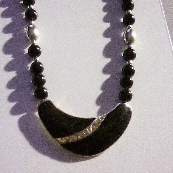 Black Gold Tone Retro Design Choker - Picture 2 of 3